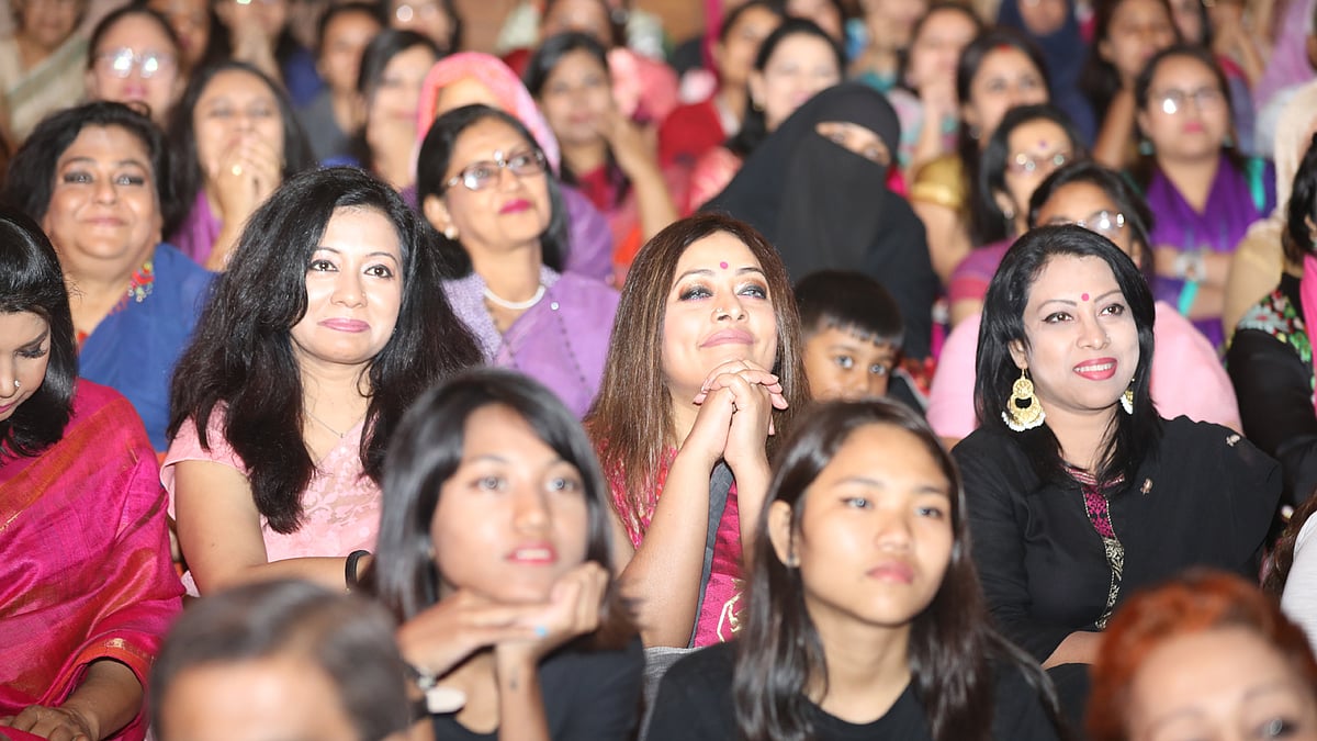 দর্শক সারিতে প্রথম আলোর নারী কর্মীসহ সমাজের বিভিন্ন স্তরের নারীরা।