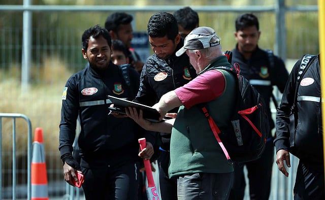 বাংলাদেশের সব ক্রিকেটারের অটোগ্রাফ নিচ্ছেন ডেভিড পারসনস। ছবি: রতন গোমেজ