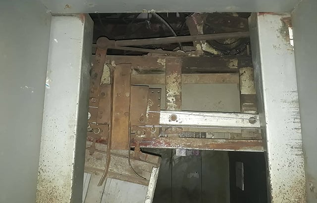 ছিঁড়ে যাওয়া লিফট। ছবি: আসাদুজ্জামান