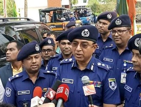 সাংবাদিকদের সঙ্গে কথা বলেন পুলিশের মহাপরিদর্শক মো. জাবেদ পাটোয়ারী। পুলিশ লাইনস, চাঁদপুর, ৭ মার্চ। ছবি: আলম পলাশ