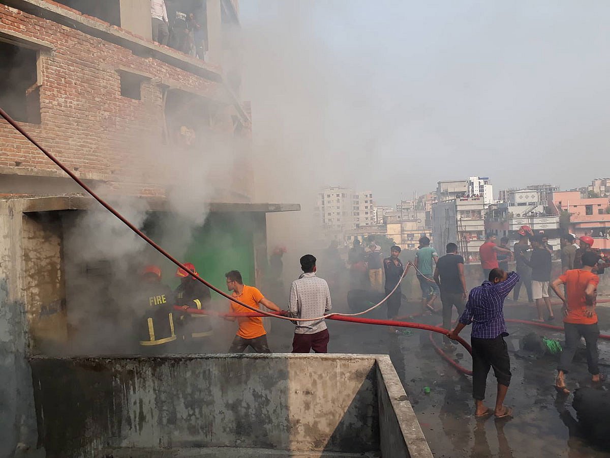 নবাবপুরের বারিক টাওয়ারের একটি গুদামে আগুন লাগে। পুরান ঢাকা, ৭ মার্চ। ছবি: হাসান রাজা