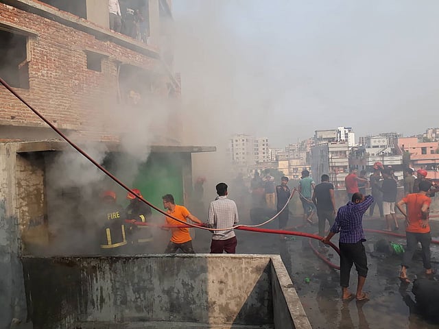 নবাবপুরের বারিক টাওয়ারের একটি গুদামে আগুন লাগে। পুরান ঢাকা, ৭ মার্চ। ছবি: হাসান রাজা