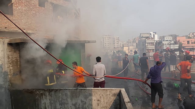 রাজধানীর নবাবপুরের বারিক টাওয়ারের একটি গুদামে আগুন লাগে। ছবি: হাসান রাজা