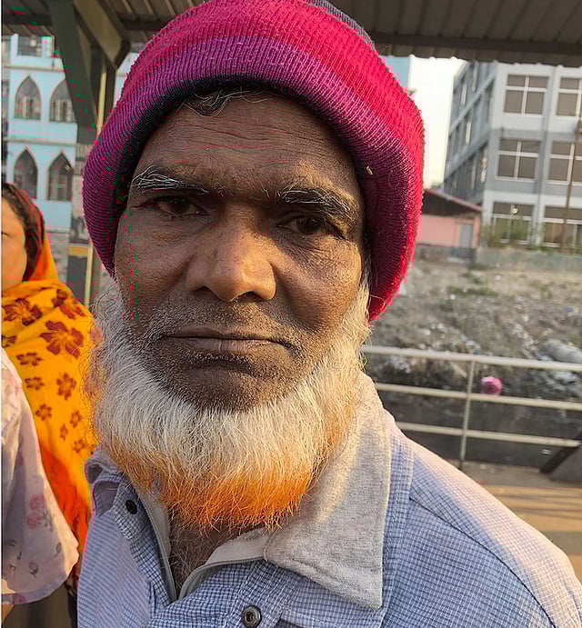 নিখোঁজ মেয়ে–নাতনিদের খোঁজে সদরঘাটে আবদুর রশিদ। ছবি: জামিল খান