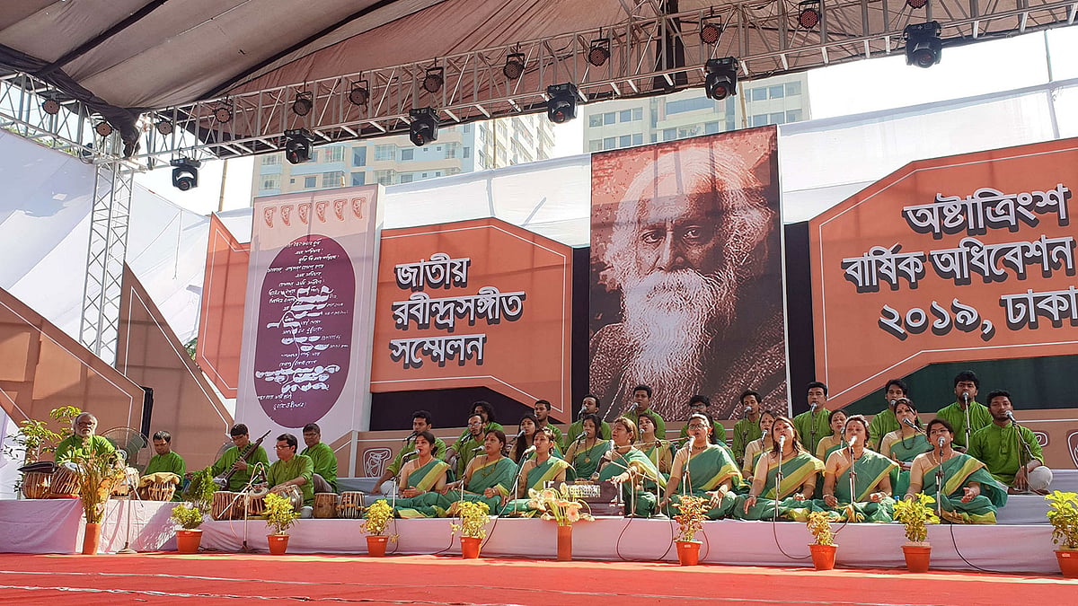 সমবেত সংগীত পরিবেশনের মধ্য দিয়ে শুরু হয়েছে জাতীয় রবীন্দ্রসঙ্গীত সম্মিলন পরিষদের অষ্টাত্রিংশ বার্ষিক সম্মেলন। উন্মুক্ত মঞ্চ, শিল্পকলা একাডেমি, ঢাকা, ৮ ফেব্রুয়ারি। ছবি: প্রথম আলো