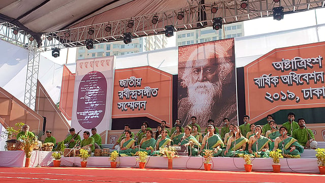 সমবেত সংগীত পরিবেশনের মধ্য দিয়ে শুরু হয়েছে জাতীয় রবীন্দ্রসঙ্গীত সম্মিলন পরিষদের অষ্টাত্রিংশ বার্ষিক সম্মেলন। উন্মুক্ত মঞ্চ, শিল্পকলা একাডেমি, ঢাকা, ৮ ফেব্রুয়ারি। ছবি: প্রথম আলো