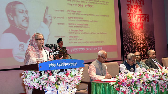 ‘জাতির পিতা বঙ্গবন্ধু শেখ মুজিবুর রহমানের ৭ মার্চের ভাষণ: রাজনীতির কবি ও অমর কবিতা’ শীর্ষক সেমিনারে বক্তব্য দেন প্রধানমন্ত্রী শেখ হাসিনা। কৃষিবিদ ইনস্টিটিউশন মিলনায়তন, ঢাকা, ০৮ মার্চ। ছবি: পিআইডি