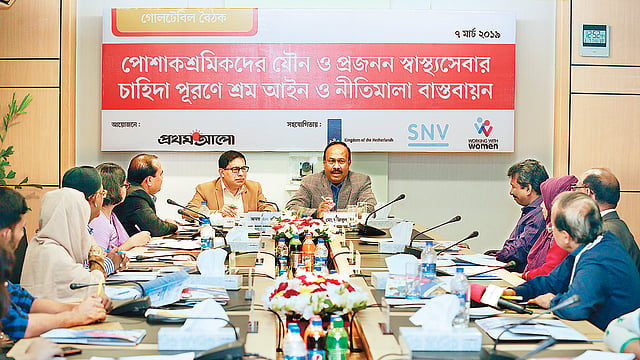 গোলটেবিল বৈঠকে বক্তব্য দেন সাবেক শ্রম ও কর্মসংস্থান প্রতিমন্ত্রী মো. মুজিবুল হক। পাশে কলকারখানা ও প্রতিষ্ঠান পরিদর্শন অধিদপ্তরের অতিরিক্ত মহাপরিদর্শক অমর চান বণিক।  ছবি: প্রথম আলো
