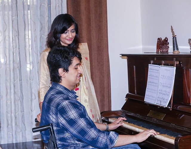 আদিব হাসানের শখ পিয়ানো বাজানো। ছবি: সাবরিনা ইয়াসমীন