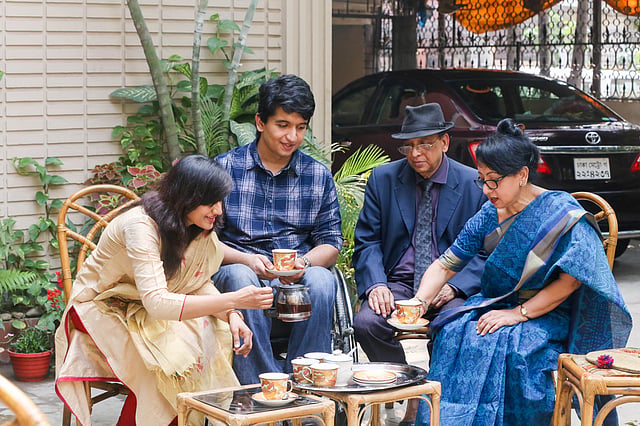 বাবা-মা আর স্ত্রীকে নিয়েই আদিবের সংসার। ছবি: সাবরিনা ইয়াসমীন