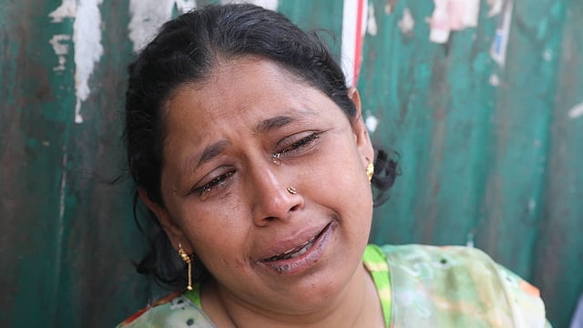 বুড়িগঙ্গা নদীতে লঞ্চের ধাক্কায় নৌকাডুবির ঘটনায় নিখোঁজ মেয়ে সাহিদা ও দুই নাতনি। আহাজারি করছেন লতা বেগম। ছবি: দীপু মালাকার