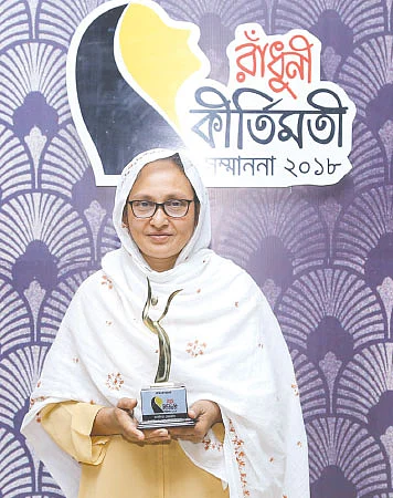 ‘রাঁধুনী কীর্তিমতী হিতৈষী-২০১৮’ সম্মাননা স্মারক হাতে তাসলিমা ফেরদৌস