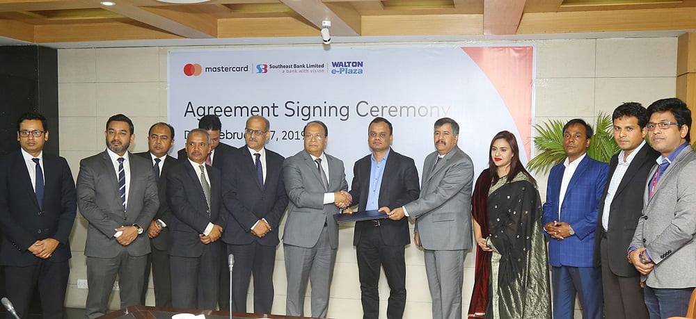 ওয়ালটন ও সাউথইস্ট ব্যাংক কর্মকর্তাদের চুক্তি সই। ছবি: সংগৃহীত