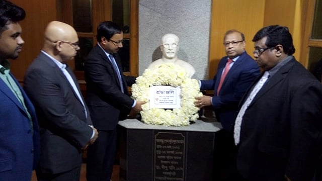 মন্ত্রী তাজুল ইসলাম বাংলাদেশের জাতির জনক ও বঙ্গবন্ধু শেখ মুজিবুর রহমানের স্মৃতিবাহী ঐতিহাসিক বেকার হোস্টেলে যান। সেখানে তিনি বঙ্গবন্ধুর আবক্ষ মূর্তিতে পুষ্পস্তবক অর্পণ করেন। ছবি: ভাস্কর মুখার্জি