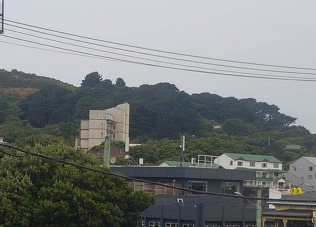 মোটেলের বারান্দা থেকে ডানে তাকালেই পাহাড়। ছবি: উৎপল শুভ্র