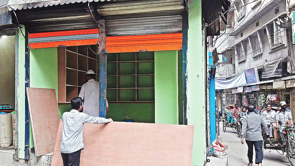 আগুনে পুড়ে যাওয়া মান্নান স্টোরের  সংস্কারকাজ চলছে। গতকাল চকবাজারের  চুড়িহাট্টায়।  ছবি: প্রথম আলো