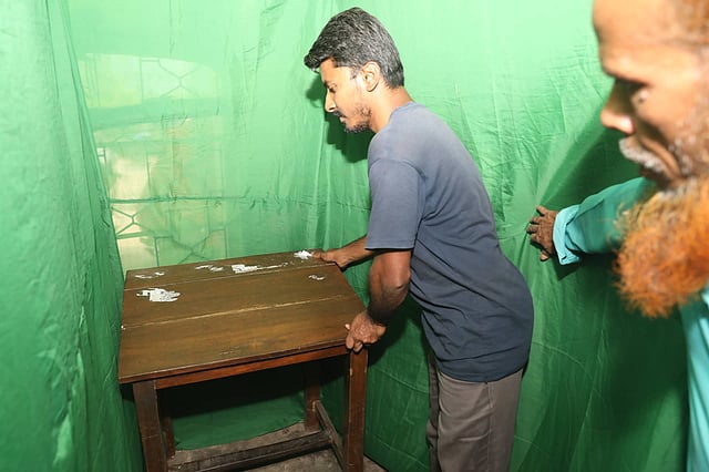 প্রস্তুত হচ্ছে হাজী মুহম্মদ মুহসীন হলের ভোটকেন্দ্র