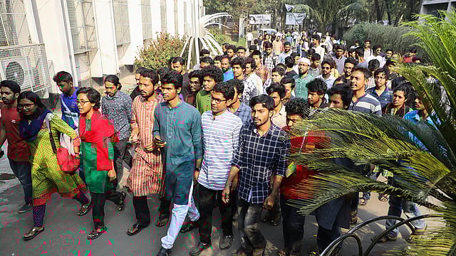 ভোট গ্রহণের সময় বাড়ানো, পোলিং এজেন্ট দেওয়ার সুযোগ, স্বচ্ছ ব্যালট বাক্স এবং নির্বাচনের দিন বিভিন্ন সড়কে বিশ্ববিদ্যালয়ের বাস বাড়ানোর দাবিতে উপাচার্যের কাছে স্মারকলিপি দিতে বেলা ৩টা ৪০ মিনিটে বাম ও স্বতন্ত্র প্রার্থীরা একসঙ্গে ভিসি কার্যালয়ে যান।