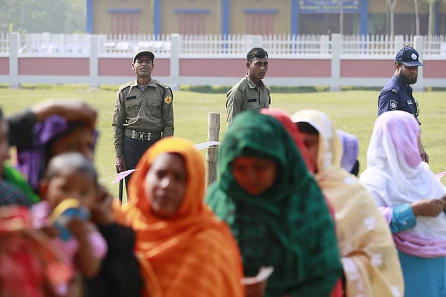পেড়াবাড়িয়া মডেল সরকারি প্রাথমিক বিদ্যালয় কেন্দ্রে নারী ভোটারদের সারি। বাগতিপাড়া, নাটোর, ১০ মার্চ। ছবি: শুভ্রকান্তি দাস