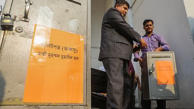 সিনেট ভবনের চিফ রিটার্নিং অফিসারের কার্যালয় থেকে বিভিন্ন হলে পাঠানো হচ্ছে ব্যালট বাক্স ও ব্যালট পেপার।