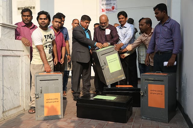 চিফ রিটার্নিং অফিসারের কার্যালয় থেকে বিভিন্ন হলে পাঠানো হচ্ছে ব্যালট বাক্স ও ব্যালট পেপার। সিনেট ভবন, ঢাকা বিশ্ববিদ্যালয়, ১০মার্চ। ছবি: দীপু মালাকার