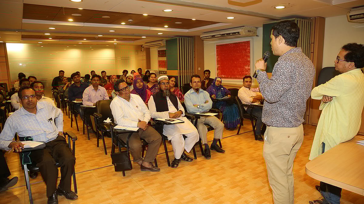 আগামী শুক্রবার (১৫ মার্চ) বাংলাবাজার সরকারি বালিকা উচ্চবিদ্যালয়ে অনুষ্ঠিত হবে পুষ্টি-প্রথম আলো বিতর্ক উৎসব ও কুইজ প্রতিযোগিতা। বিতর্ক উৎসব উপলক্ষে পুরান ঢাকার স্কুলগুলোর বিতর্ক ক্লাবের মডারেটর ও শিক্ষকদের সঙ্গে মতবিনিময় সভা হয়েছে। পঞ্চম তলা, সিএ ভবন, প্রথম আলো, কারওয়ান বাজার, ঢাকা, ১০ মার্চ। ছবি: জাহিদুল করিম