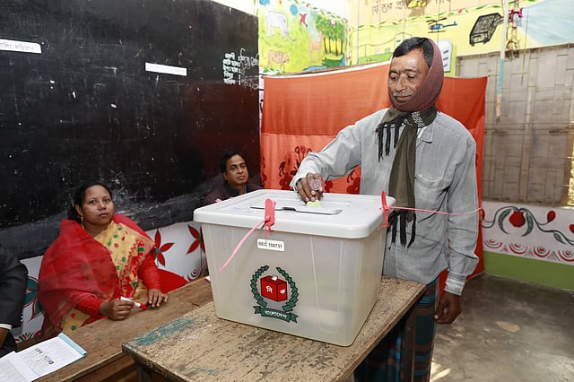 ভোট দিচ্ছেন এক ভোটার। জিগরী সরকারি প্রাথমিক বিদ্যালয় কেন্দ্র, জিগরী, বাগতিপাড়া, নাটোর, ১০ মার্চ। ছবি: শুভ্রকান্তি দাস