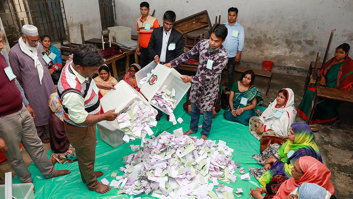 প্রথম ধাপে উপজেলা পরিষদ নির্বাচনের ভোট গ্রহণের পর চলে গণনা। জোড়মল্লিকা নিংগইন উচ্চবিদ্যালয়, সিংড়া, নাটোর, ১০ মার্চ। ছবি: শুভ্র কান্তি দাশ