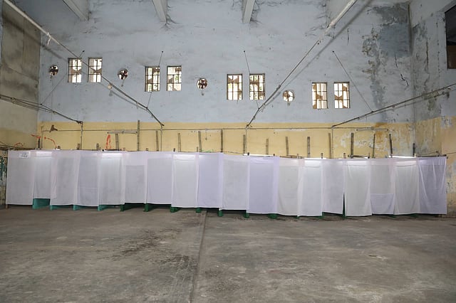 হাজী মুহম্মদ মুহসীন হলে সারিবদ্ধ ভোটকেন্দ্র