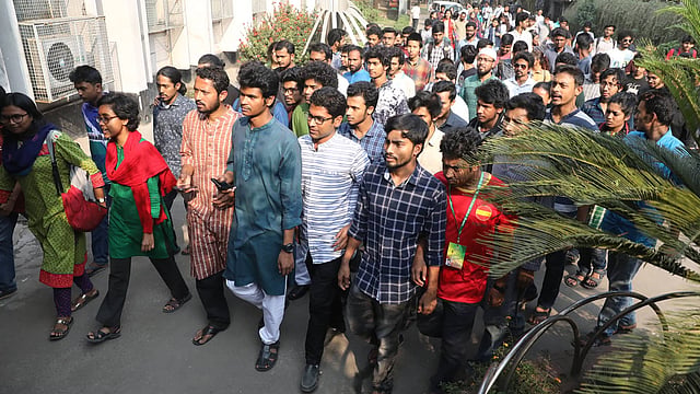 রাতে না পাঠিয়ে ভোটের আগে সকালে ব্যালট পেপার ও ব্যালট বাক্স পাঠানোর জন্য উপাচার্যের কাছে দাবি জানিয়েছে বাম ও স্বতন্ত্র প্রার্থীরা। ছবি: দীপু মালাকার