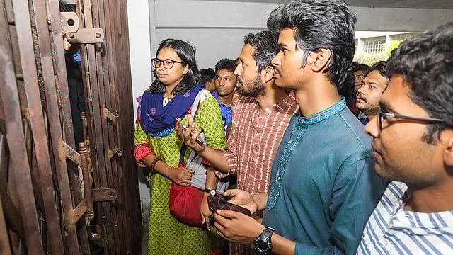 এ সময় প্রথমে কার্যালয়ের কলাপসিবল গেটে তাঁদের বাধা দেওয়া হয়।