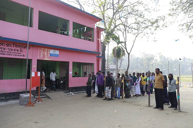 জিগরী সরকারি প্রাথমিক বিদ্যালয় কেন্দ্রে ভোটারদের সারি। জিগরী, বাগতিপাড়া, নাটোর, ১০ মার্চ। ছবি: শুভ্রকান্তি দাস