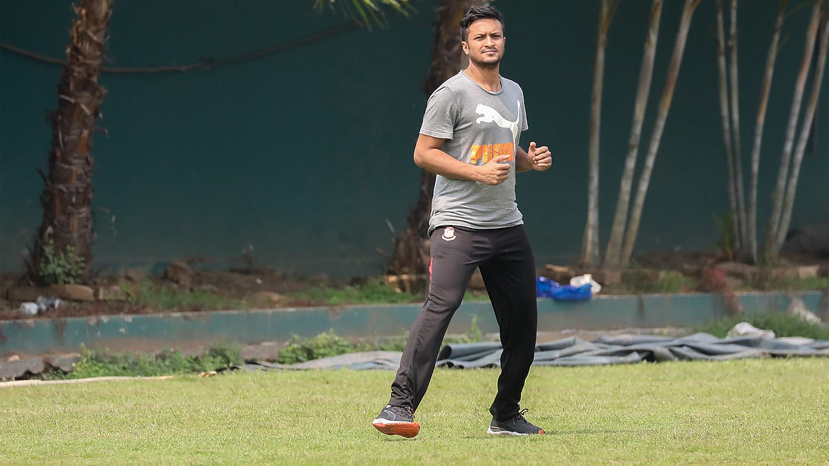 চলছে সাকিবের ফেরার লড়াই। ছবি: প্রথম আলো