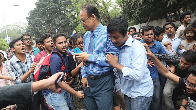 ভোটে অনিয়মের পর ডাকসুর প্রধান রিটার্নিং কর্মকর্তাকে তাড়া করেন শিক্ষার্থী ও প্রার্থীরা। ছবি: দীপু মালাকার