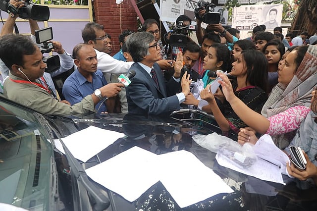 কুয়েত মৈত্রী হলে ব্যালট পেপার উদ্ধারের খবর পেয়ে ঘটনাস্থলে যান সহ-উপাচার্য (প্রশাসন) মুহাম্মদ সামাদ। ছাত্রীরা ব্যালট পেপার দিয়ে তাঁর গাড়ি ঢেকে দেন। এ সময় বিক্ষুব্ধ ছাত্রীদের শান্ত করার চেষ্টা করেন সহ-উপাচার্য। ঢাকা বিশ্ববিদ্যালয়, ১১ মার্চ। ছবি: দীপু মালাকার