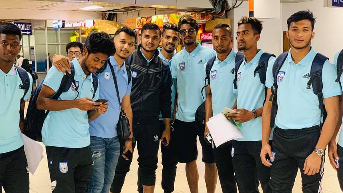 দেশ ছাড়ার আগে বিমান বন্দরে ফুটবলাররা। সংগৃহীত ছবি