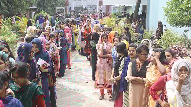 কুয়েত মৈত্রী হলে বেলা ১১টা ১০ মিনিট থেকে নতুন করে ভোট গ্রহণ শুরু হয়। ঢাকা বিশ্ববিদ্যালয়, ঢাকা, ১১ মার্চ। ছবি: দীপু মালাকার