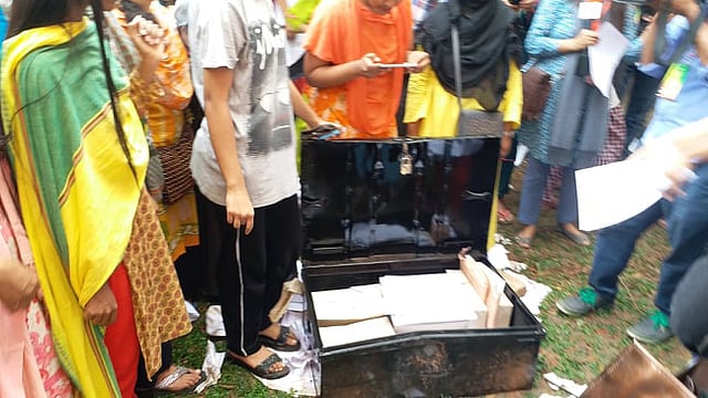 বেগম রোকেয়া হলে বাক্স ভেঙে ব্যালট বের করেন ছাত্রীরা। তাঁদের অভিযোগ, ব্যালট পেপারগুলো লুকিয়ে রাখা হয়েছিল। ঢাকা বিশ্ববিদ্যালয়, ১১ মার্চ। ছবি: মোশতাক আহমেদ