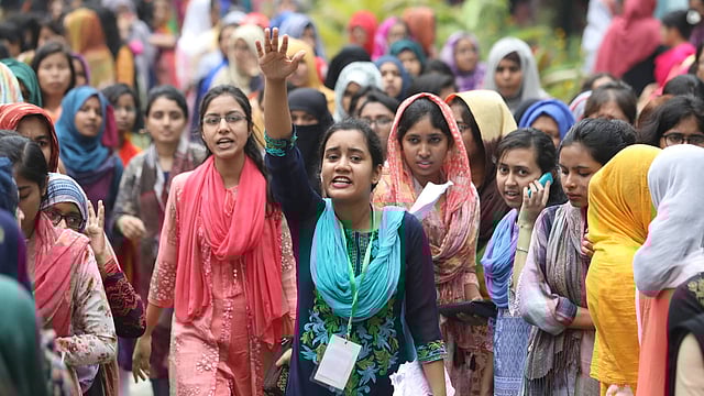 অনিয়মের অভিযোগে ছাত্রীরা বিক্ষোভ করেন। ঢাকা বিশ্ববিদ্যালয়, ঢাকা, ১১ মার্চ। ছবি: দীপু মালাকার