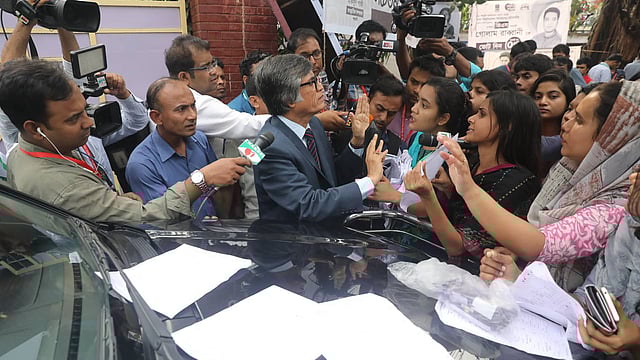 কুয়েত মৈত্রী হলে ছাত্রীদের বিক্ষোভের মুখে বিশ্ববিদ্যালয়ের সহ-উপাচার্য মুহাম্মদ সামাদ। ঢাকা বিশ্ববিদ্যালয়, ঢাকা, ১১ মার্চ। ছবি: দীপু মালাকার