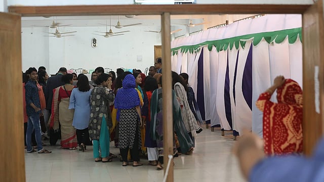 কুয়েত মৈত্রী হলে ভোট গ্রহণে অনিয়মের অভিযোগ ওঠে। ঢাকা বিশ্ববিদ্যালয়, ঢাকা, ১১ মার্চ। ছবি: দীপু মালাকার