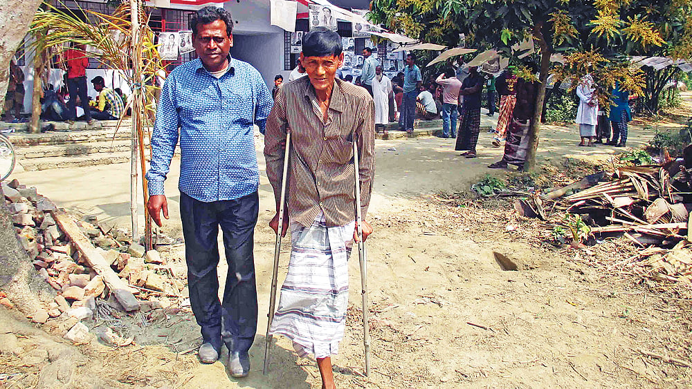 বাগমারায় এক ভোটারকে কেন্দ্রে নিয়ে এসেছিলেন আওয়ামী লীগের এক নেতা। গতকাল দুপুরে উপজেলার বুজরুককোলা ভোটকেন্দ্রে। ছবি: প্রথম আলো