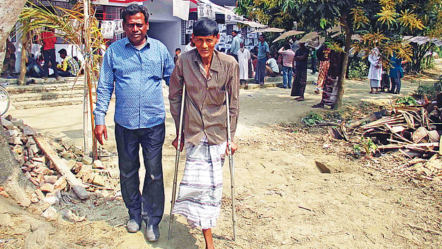 বাগমারায় এক ভোটারকে কেন্দ্রে নিয়ে এসেছিলেন আওয়ামী লীগের এক নেতা। গতকাল দুপুরে উপজেলার বুজরুককোলা ভোটকেন্দ্রে।  ছবি: প্রথম আলো