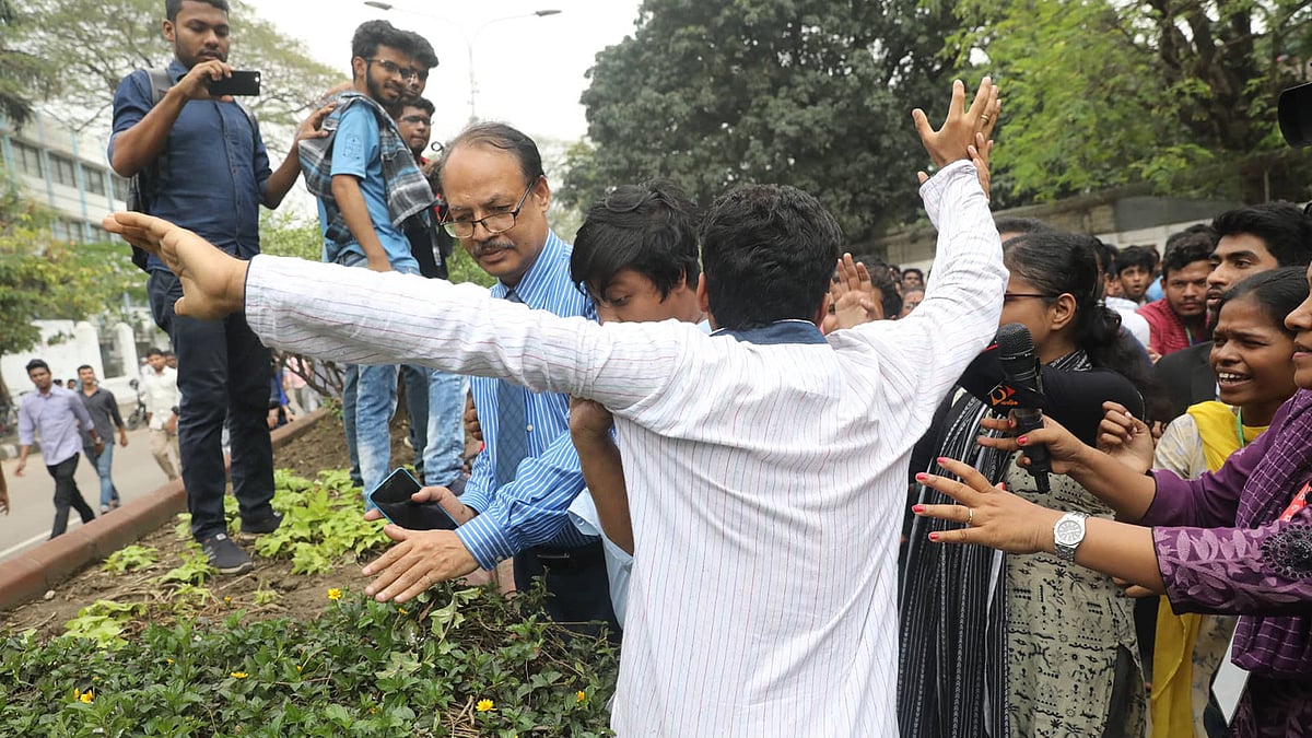 ভোটে অনিয়মের পর ডাকসুর প্রধান রিটার্নিং কর্মকর্তাকে তাড়া করেন শিক্ষার্থী ও প্রার্থীরা। ছবি: দীপু মালাকার