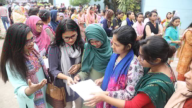 কুয়েত মৈত্রী হলে ছাত্রীদের ভিড়। ঢাকা বিশ্ববিদ্যালয়, ঢাকা, ১১ মার্চ। ছবি: দীপু মালাকার