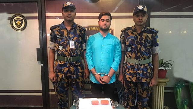 হজরত শাহজালাল আন্তর্জাতিক বিমানবন্দরে ইয়াবাসহ একজনকে ধরে ফেলে বিমানবন্দর আর্মড পুলিশ ব্যাটালিয়ন (এপিবিএন)। ছবি: সংগৃহীত