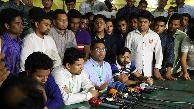 মধুর ক্যানটিনে ছাত্রলীগের সংবাদ সম্মেলন। ছবি: দীপু মালাকার