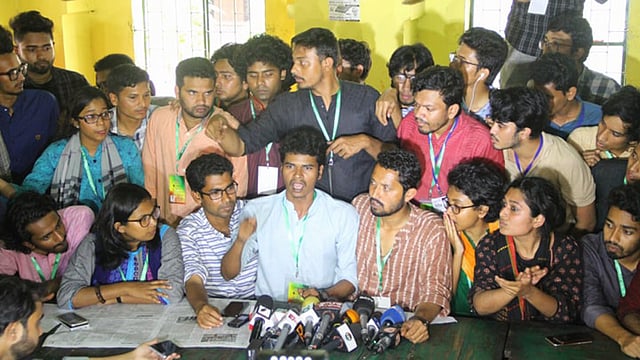 মধুর ক্যানটিনে সংবাদ সম্মেলন করে ডাকসু নির্বাচনে নানা অনিয়মের অভিযোগ তুলে ধরেন বিভিন্ন প্যানেলের প্রার্থীরা। ঢাকা বিশ্ববিদ্যালয়, ১১ মার্চ। ছবি: দীপু মালাকার
