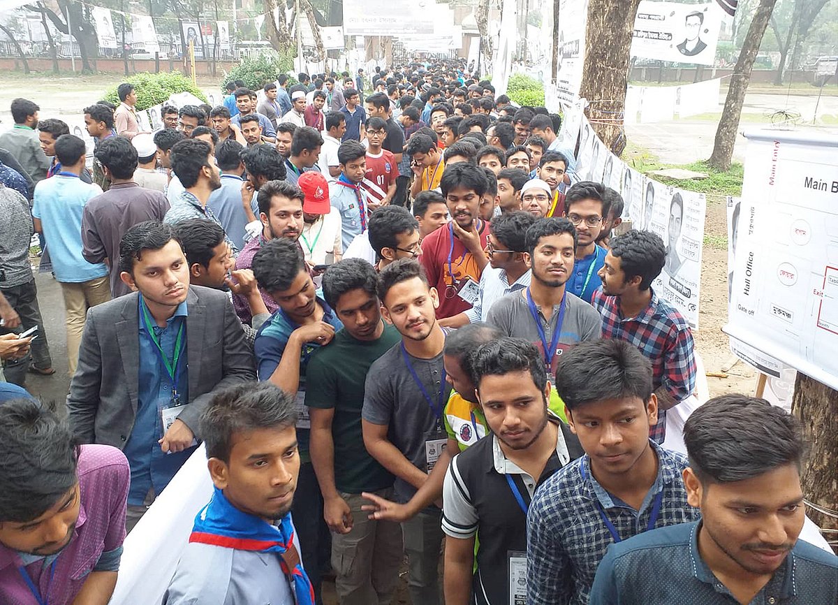 ডাকসু নির্বাচনে ভোট দিতে ফজলুল হক হলে ছাত্রদের ভোটের লাইন। ফজলুল হক হল, ঢাকা, ১১ মার্চ। ছবি: দীপু মালাকার