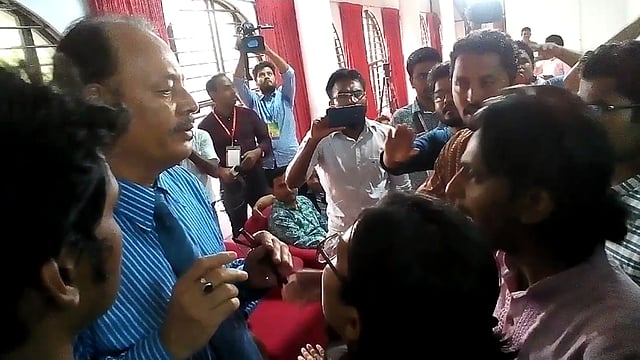 ডাকসু নির্বাচনে অপ্রীতিকর ঘটনার জন্য দুঃখ প্রকাশ করেন প্রধান রিটার্নিং কর্মকর্তা মাহফুজুর রহমান। রিটার্নিং কর্মকর্তার কার্যালয়, ঢাকা বিশ্ববিদ্যালয়, ১১ মার্চ। ছবি: সাদিকুর রহমান